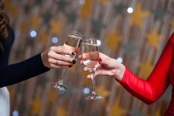 Świętowanie. Ludzie trzymający kieliszki szampana wznoszący toast - Zdjęcie, obraz