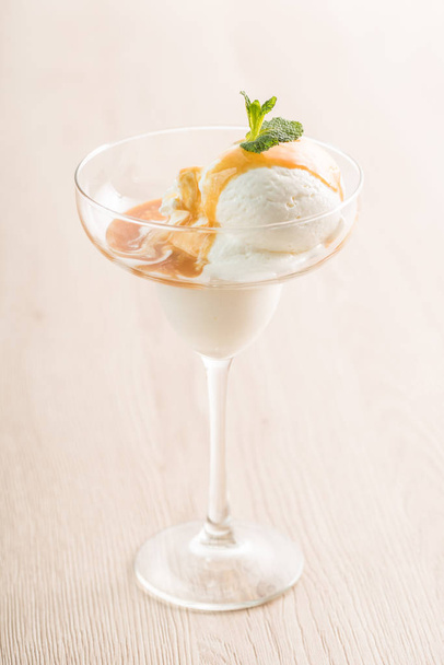 ice cream with sauce in glass - 写真・画像