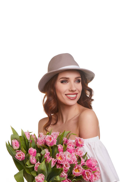 Mooi meisje in hoed met bloemen  - Foto, afbeelding