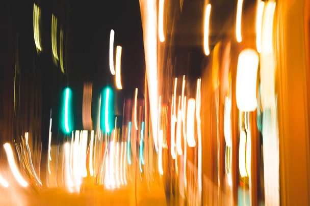 Lichtverschwommene Bewegungseffekte in der Innenstadt. - Foto, Bild