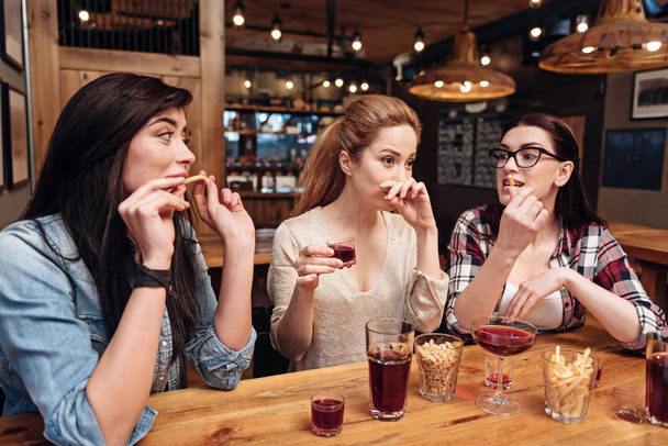 Three girls drinking beer with frit potatoes - Fotoğraf, Görsel