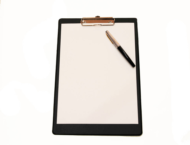Білий аркуш паперу з ручкою, встановленою на папці
 - Фото, зображення