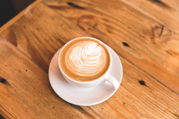 Cappuccino parfait en tasse blanche sur table en bois
 - Photo, image