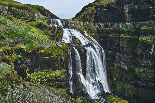 viagem e caminhadas para a cachoeira mais alta da Islândia
 - Foto, Imagem
