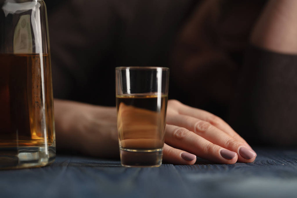 Pijte zodpovědně. Portrét Opilé ženy sedící atkitchen ŽÁ - Fotografie, Obrázek