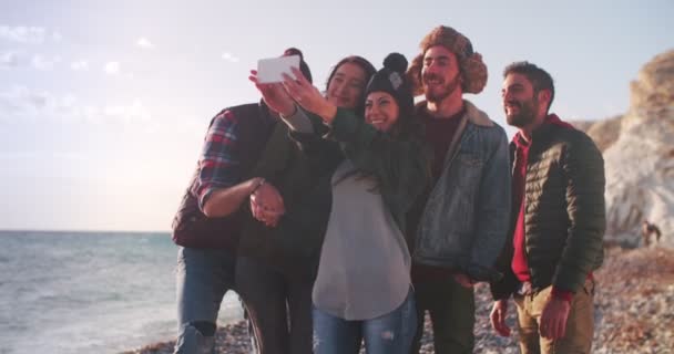 Amigos tomando una selfie
  - Metraje, vídeo