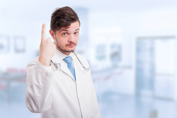 Joven médico masculino levantándose con un dedo
 - Foto, Imagen
