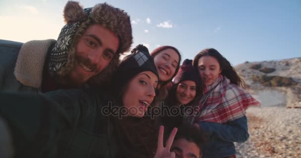 Οι άνθρωποι που παίρνουν ένα selfie  - Πλάνα, βίντεο
