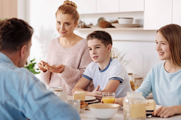 Positive children having breakfast with their parents - Zdjęcie, obraz