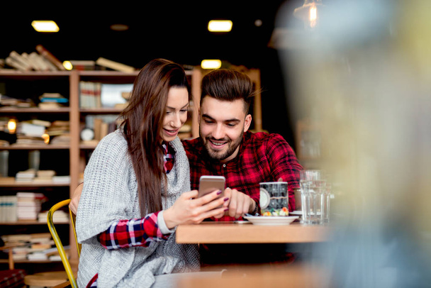 Couple with smartphone at restaurant - Valokuva, kuva