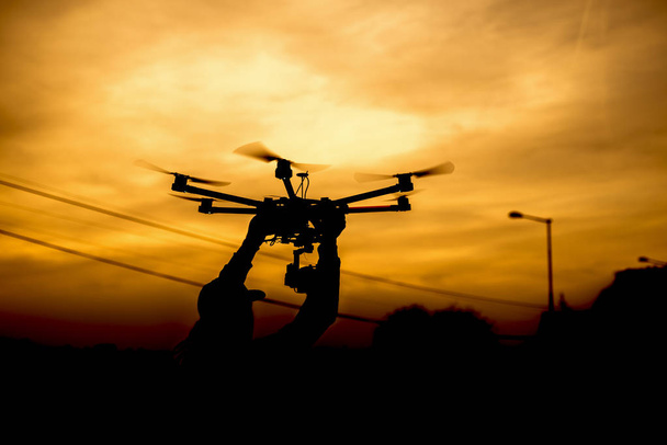 hombre sosteniendo dron de aire
 - Foto, Imagen