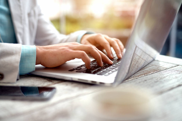 businessman typing on laptop keyboard - Zdjęcie, obraz