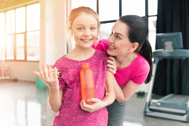 Mother and daughter with sports bottle  - Photo, image