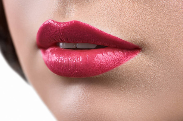 Gros plan sur les lèvres d'une femme portant du rouge à lèvres ou du glo à lèvres
 - Photo, image