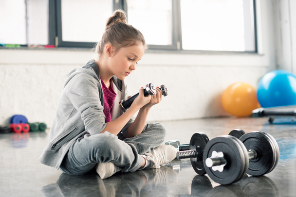 Girl exercising with dumbbells  - Foto, Imagen