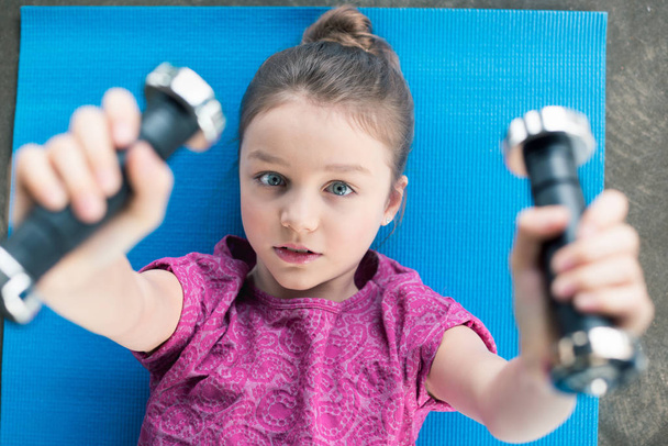 Girl exercising with dumbbells  - Foto, Imagem