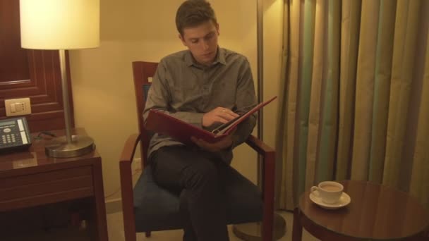 Okuma dergi dinlenmek çalışan genç adam - Video, Çekim