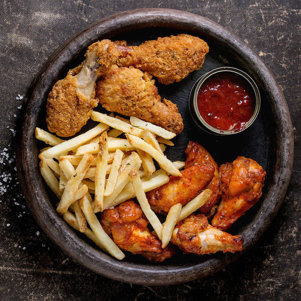 Fried chicken legs with french fries - Foto, immagini