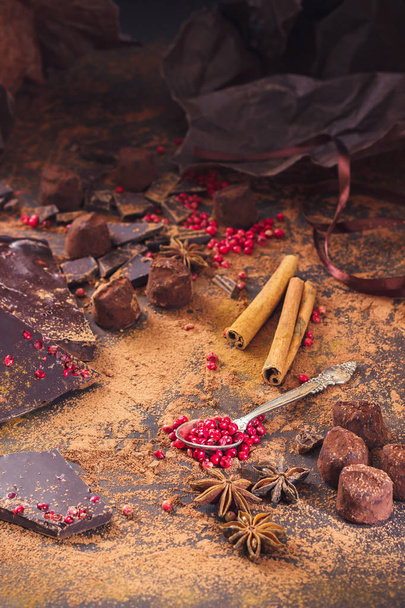 Assortiment van chocoladerepen, truffels, specerijen en cacaopoeder - Foto, afbeelding