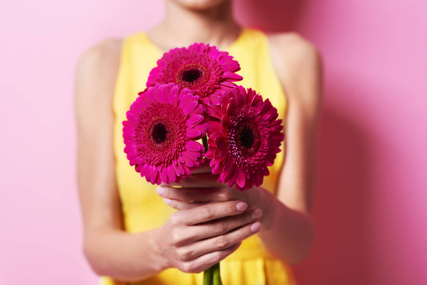 Frau mit Strauß rosa Blumen - Foto, Bild