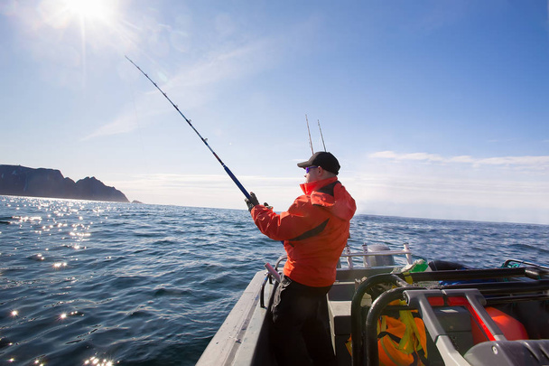 Pêcheur attrape athlète au milieu de la mer avec des bateaux
 - Photo, image