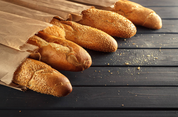 Francouzské bagety s Sezamové semínko na černém pozadí dřevěná - Fotografie, Obrázek