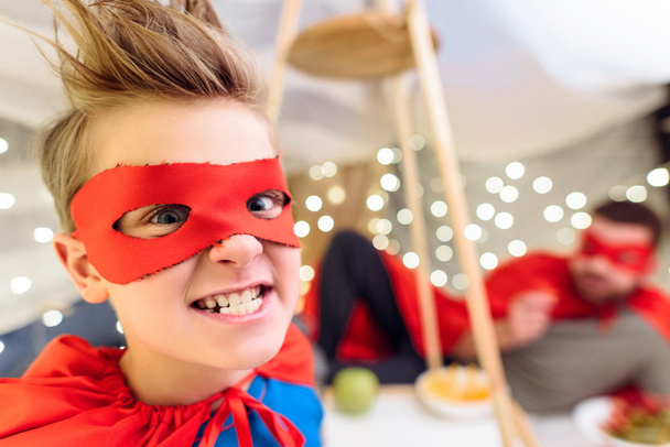 Chlapec v kostýmu superhrdiny  - Fotografie, Obrázek