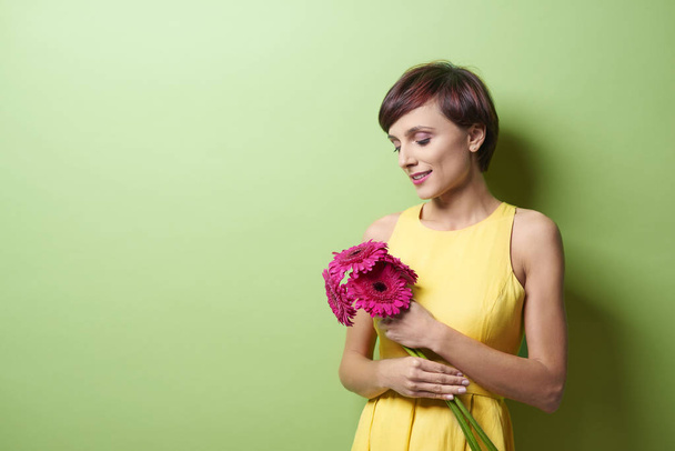 woman holding bouquet of pink flowers - Fotó, kép