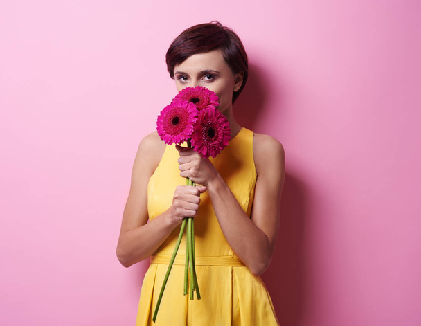 ピンクの花の花束を持っている女性 - 写真・画像