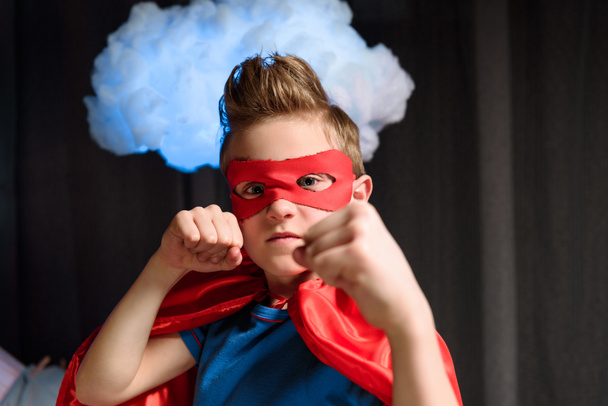 Garçon en costume de super-héros - Photo, image