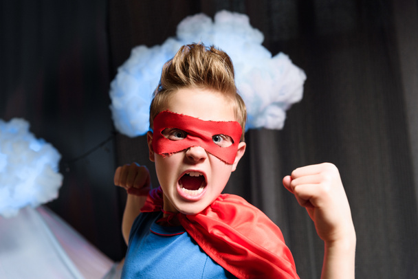 Мальчик в костюме супергероя - Фото, изображение