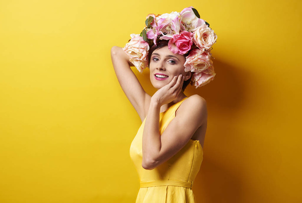 bela senhora com coroa floral
 - Foto, Imagem