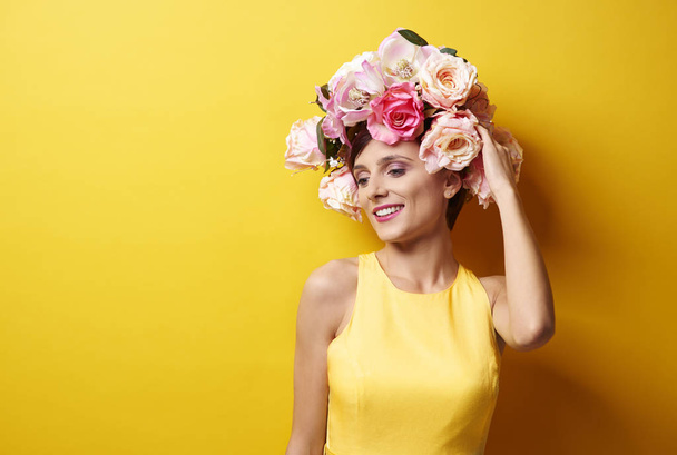 beautiful lady with floral crown - Фото, зображення