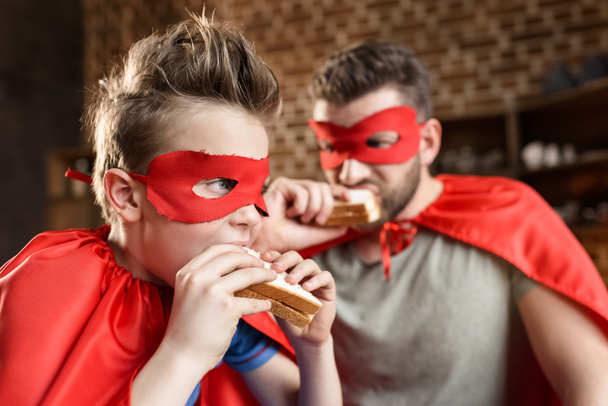 отец и сын едят бутерброды
 - Фото, изображение