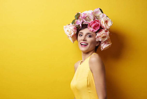 beautiful lady with floral crown - Foto, Imagen