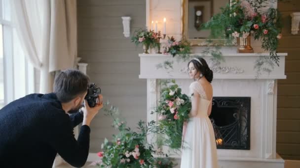 фотограф стрілянина нареченої з букетом і каміном на фоні
 - Кадри, відео