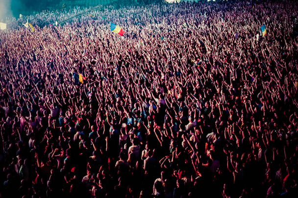толпа на концерте - летний музыкальный фестиваль - Фото, изображение