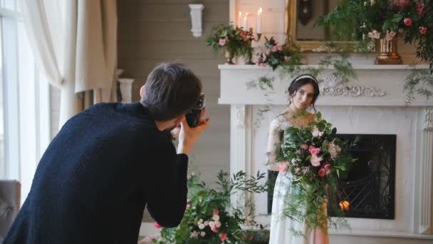 фотограф стрілянина нареченої з букетом і каміном на фоні
 - Кадри, відео