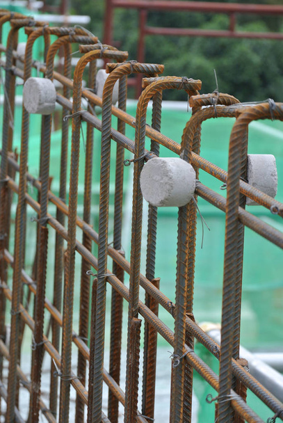 Barres d'acier déformées laminées à chaud ou barres d'armature en acier sur le chantier
. - Photo, image