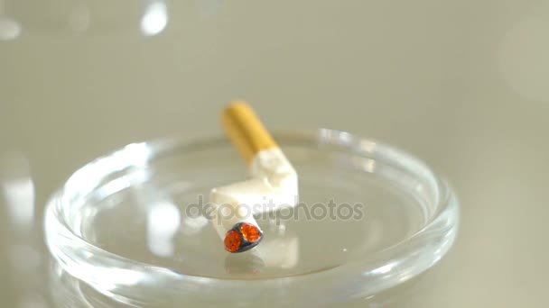Ręka jest zabranie papierosa od szkła cloche - Materiał filmowy, wideo