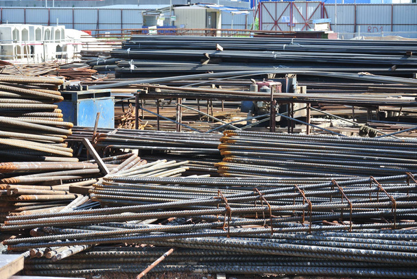 Barres d'acier déformées laminées à chaud ou barres d'armature en acier sur le chantier
. - Photo, image
