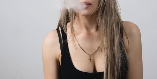 Señora exhalando nube de vapor
 - Foto, Imagen