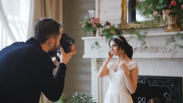 фотограф стрілянина з камерою преси нареченої з каміном на фоні
 - Кадри, відео