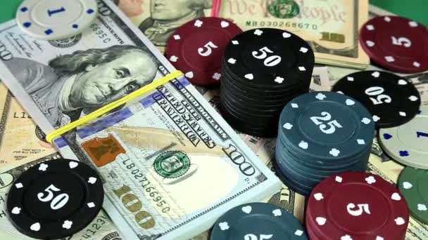 Poker žetony a dolarů na rotující povrch. - Záběry, video