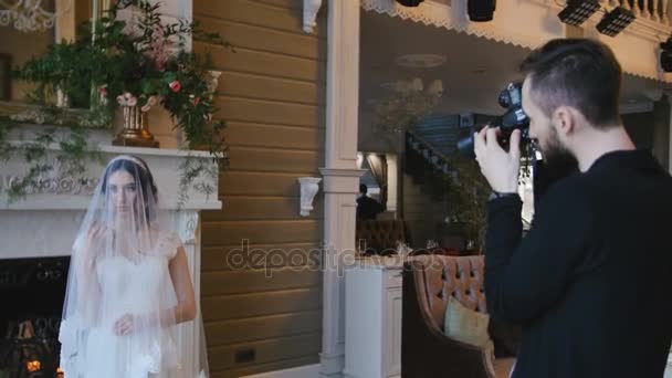 фотограф зйомки нареченої з каміном на фоні
 - Кадри, відео