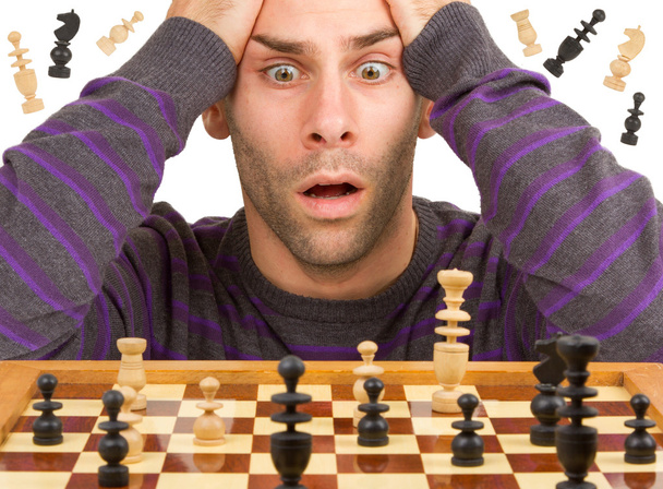 Szachownica z zdesperowany człowiek myśli o strategii szachy, iso - Zdjęcie, obraz