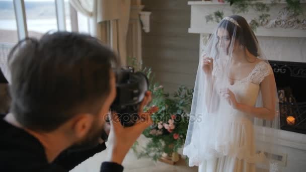 фотограф стрілянина з камерою преси нареченої з каміном на фоні
 - Кадри, відео
