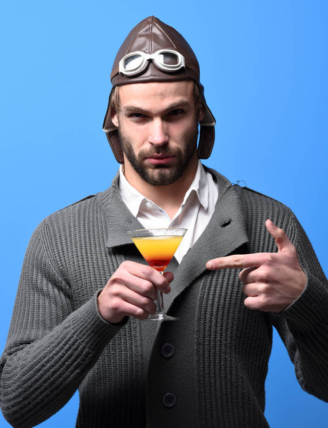 bearded pilot with cocktail in glass - Foto, afbeelding