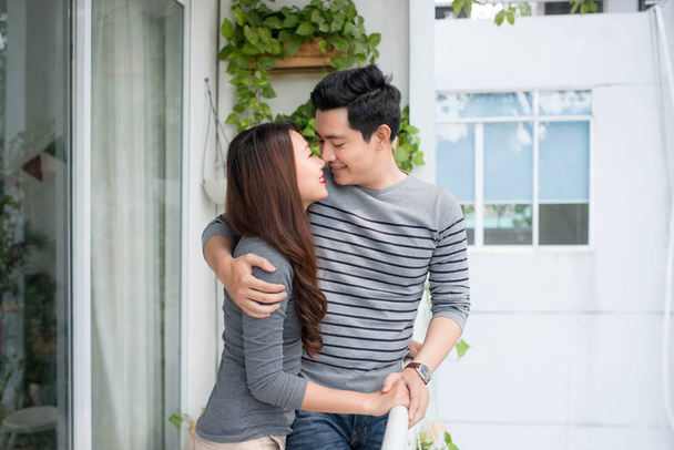 Ζευγάρι σε αγάπη κοινή χρήση γνήσιων συναισθημάτων και ευτυχίας, αγκάλιασμα στο μπαλκόνι - Φωτογραφία, εικόνα
