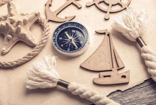Compass, anchor, old paper with sea accessories. - Foto, Bild